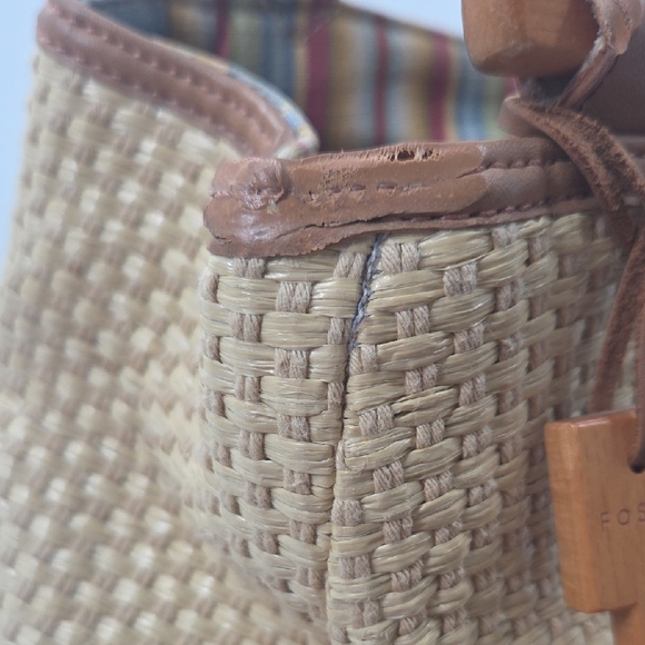 Elegant Tan Woven Fossil Bag with Wooden Handles - Picture 6 of 16